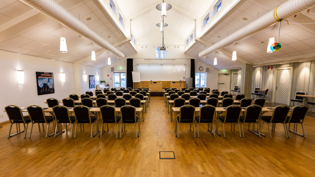 En rymlig och ljus konferenslokal med biosittning, redo för möten och presentationer på Hotel Skansen.