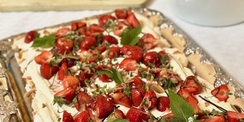 Midsommartårta som serveras på Hotel Skansen Öland under deras midsommarlunch. Tårtan är täckt av jordubbar.