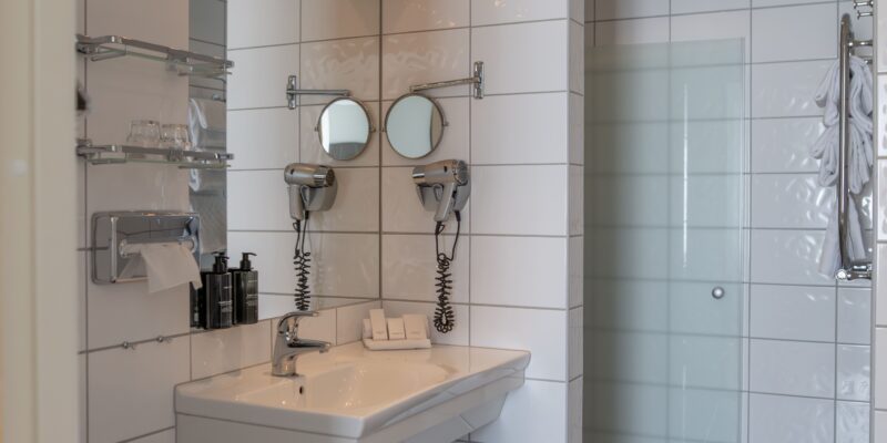På bildens syns badrummet i en svit hos Hotel Skansen på Öland. I badrummet finns jacuzzi, dusch, toalett, handfat och spegel.