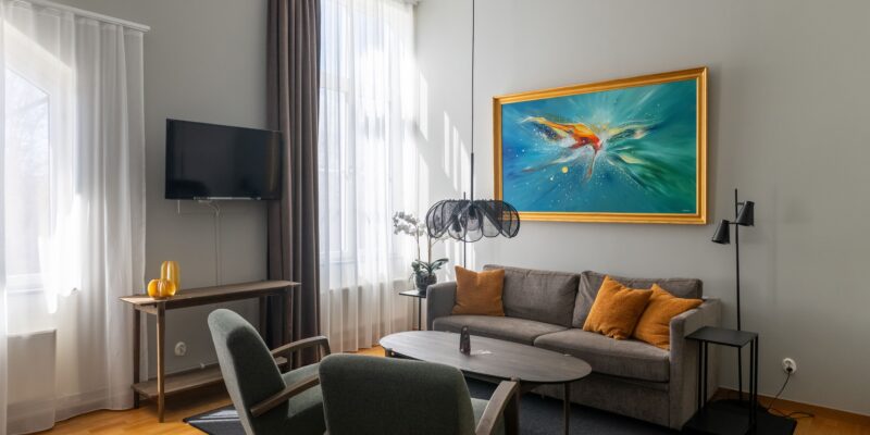 På bildens syns minisvit hos Hotel Skansen på Öland. Rummet har en dubbelsäng, soffgrupp och tv.