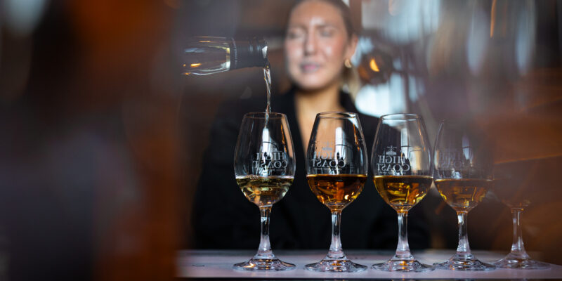 Fyra glas som fylls med whisky inför en whiskyprovning hos Hotel Skansen med team High Coast Whisky