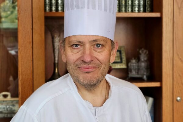 Bild på Hotel Skansens Köksmästare Ove i stor vit kockhatt