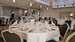 Bild på ett runt bord som är festdukat hos Hotel Skansen på Öland.