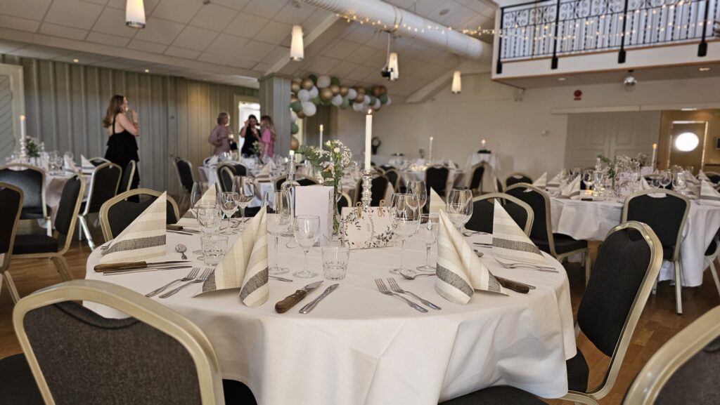 Bild på ett runt bord som är festdukat hos Hotel Skansen på Öland.