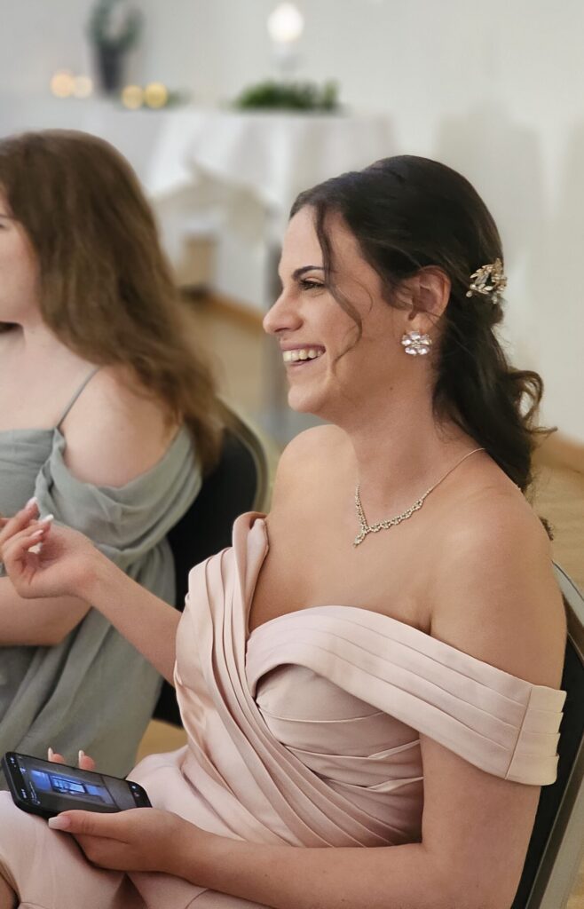 Bröllopsgäst som skrattar under middagen på Hotel Skansen Öland.