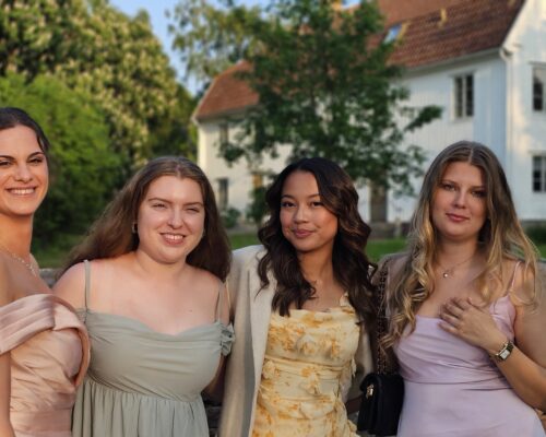 4 tjejer glada tjejer som tittar in i kameran i sina balklänningar på Hotel Skansen Öland under sin examensbal.