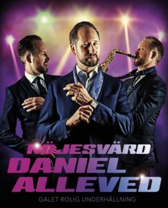 En uppsättning av tre bilder på Daniel Alleved uppklädd i kostym kollar in i kameran, kollar åt sidan samt spelar saxofon